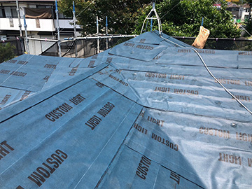 屋根：防水シート貼り付け