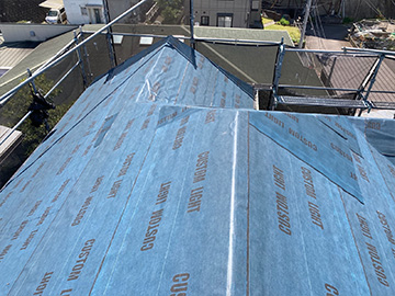 屋根：防水シート張り