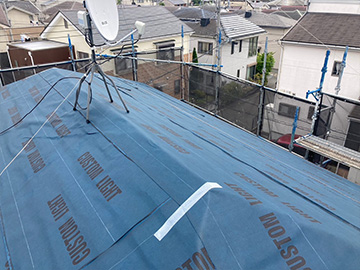 屋根：防水シート貼り付け