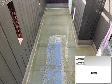 ベランダ防水：中塗り