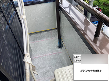ベランダ防水：ガラスマット敷き込み