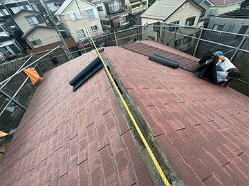 屋根カバー工事：棟板金撤去