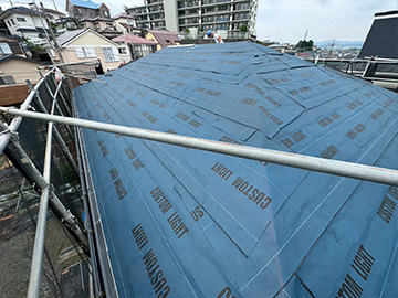屋根カバー工事：ルーフィングシート敷き