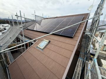 屋根：ソーラーパネル